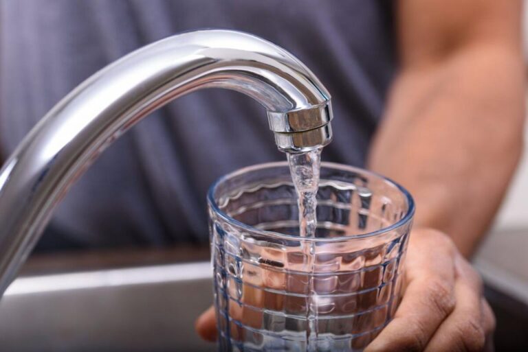 Cómo puedes ahorrar agua cerrando el grifo al cepillarte