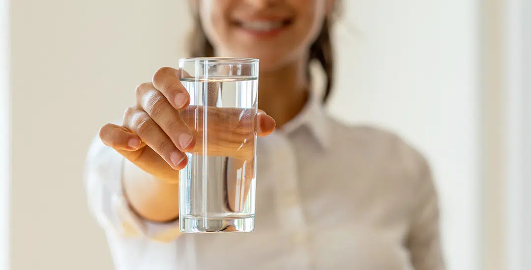 cuantos vasos de agua se deben beber al dia para estar saludables