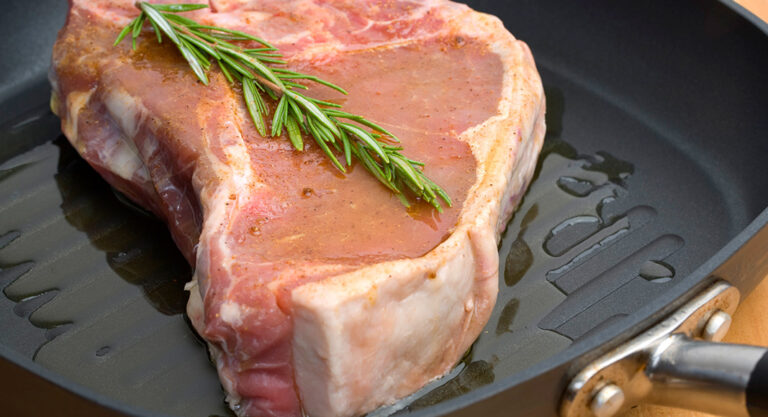 Es recomendable lavar la carne antes de cocinarla y por qué