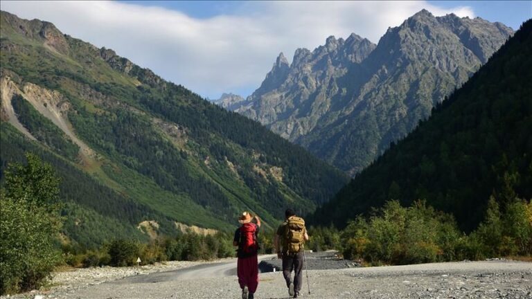 Inframundo: El río griego que atrae a turistas aventureros