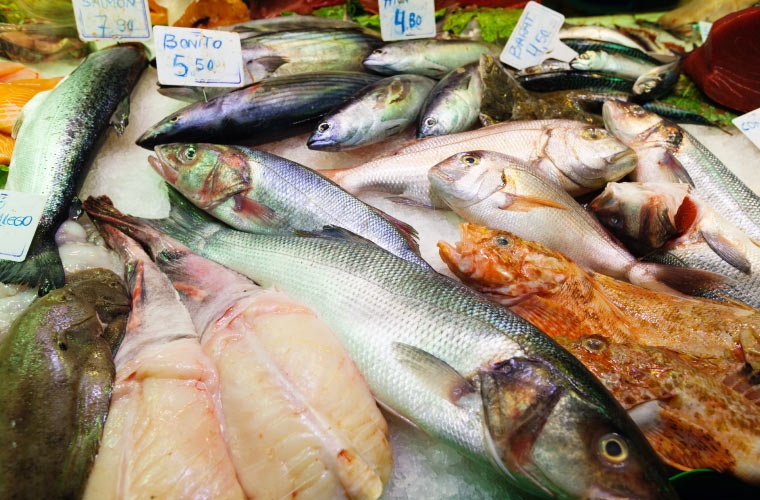 Qué ejemplos de peces y mariscos comerciales hay en el mercado