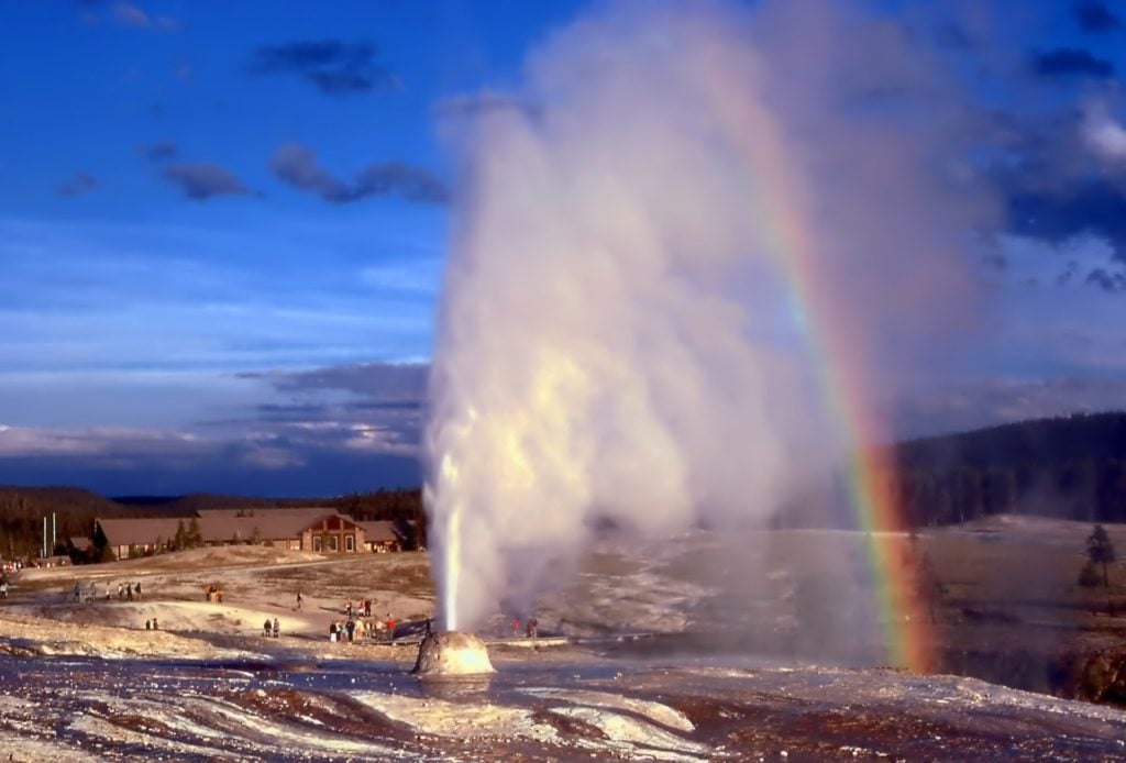 what makes yellowstone park a must visit natural treasure